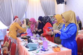 Peserta Antusias Ikuti Lomba Menghias Hampers yang Digelar DWP Pekanbaru