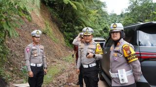 Dirlantas Polda Riau Cek Langsung Rute Riau-Sumbar Pasca Longsor