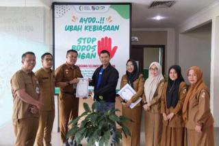 DKP Pekanbaru Berikan Sertifikat Izin Edar PSAT PDUK Pengelola Sayur Organik