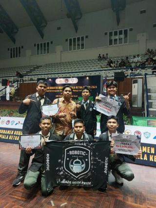 Tim Robotik MAN 1 Pekanbaru Raih Prestasi di Turnamen Robotik Indonesia Piala Ketua MPR RI