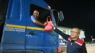 HK Bersama Tim Patroli Jalan Raya Ditlantas Polda Riau Gelar Operasi Microsleep di Tol Permai