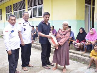 Peduli Siaga Bencana, Pj Sekda Kampar Salurkan Bantuan Sembako di Desa Kebun Tinggi