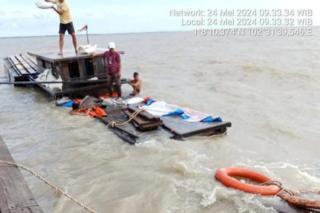 Astaga! Kapal Bermuatan Beras Bulog Karam di Perairan Kuala Merbau Meranti