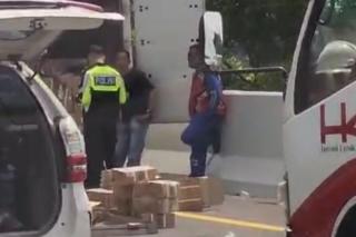 Gegara Pecah Ban, Mobil Box Terbalik di Jalan Tol Permai