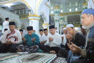 Pj Wako Pekanbaru Risnandar Mahiwa Shalat Jumat Perdana di Masjid Raya Senapelan