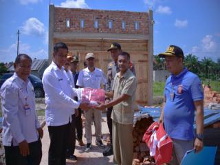 Cepat Tanggap Bencana, Pj Sekda Kampar Salurkan Bantuan Bencana Angin Puting Beliung di Kuok