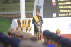 Pakai Pakaian Adat Melayu Riau, Jokowi Pimpin Upacara Harlah Pancasila di Dumai