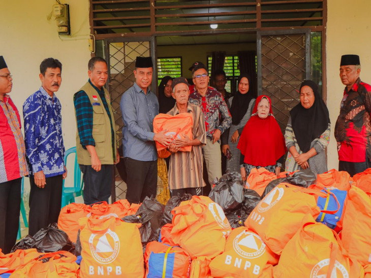 Pj Sekda Kampar Ahmad Yuzar Salurkan Bantuan untuk Masyarakat Desa Padang Sawah