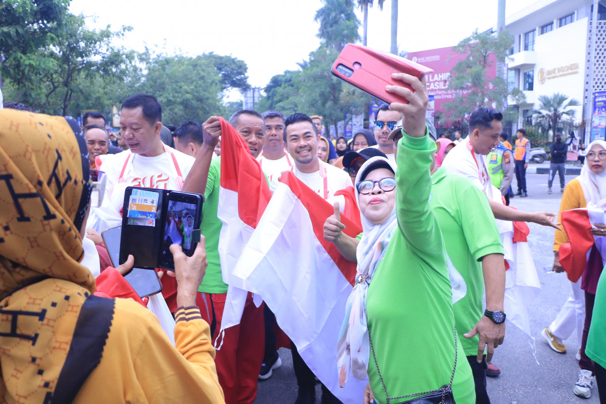 Pj Wali Kota Bagikan Bendera Merah Putih dalam Rangkaian Pembagian 10 Juta Bendera