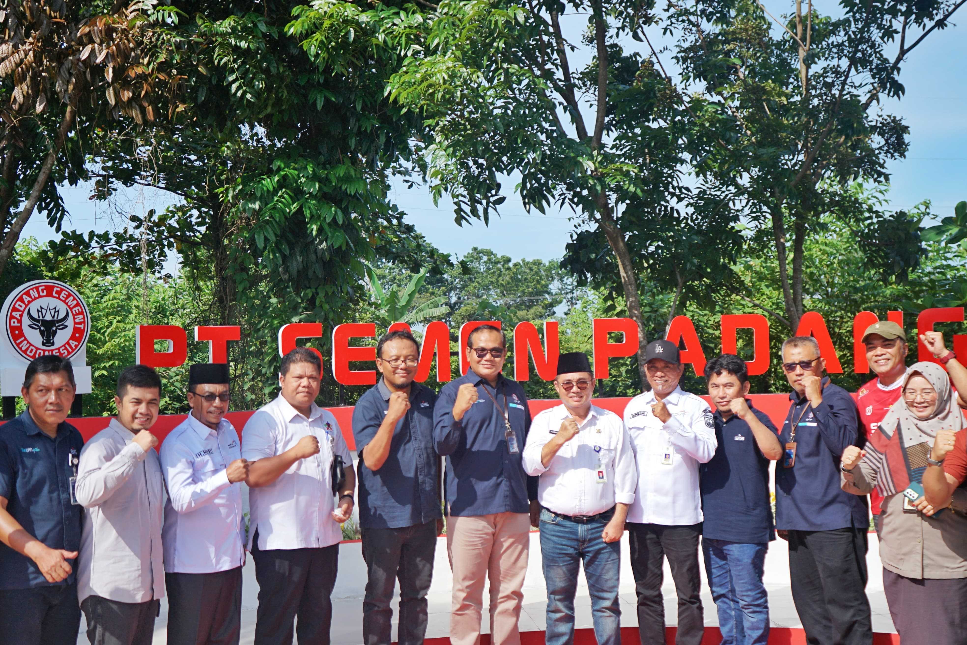 Pemko Dumai Terima Bantuan Pembuatan Jembatan Jogging Track dari PT Semen Padang