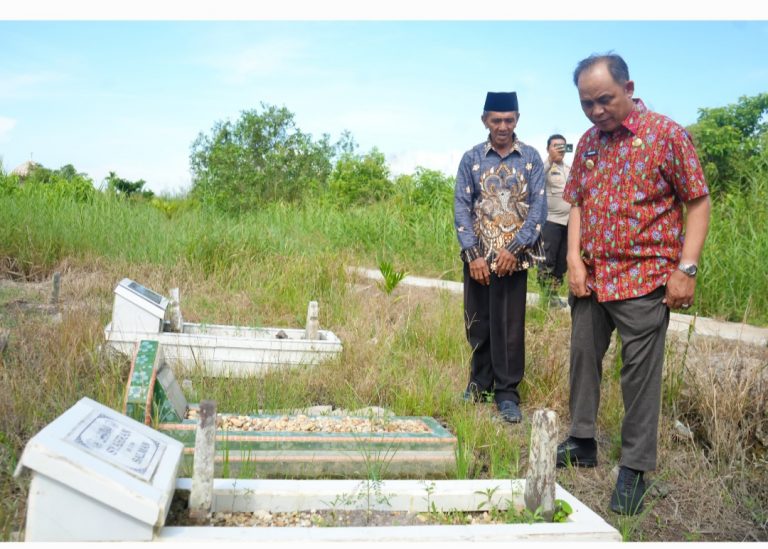 Pj Bupati Inhil Ziarahi Makam Pejuang Pemekaran Kecamatan Batang Tuaka