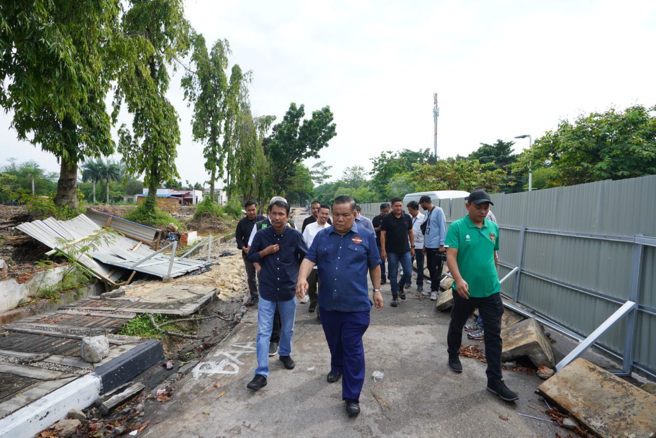 Pj Gubri Cek Langsung Pekerjaan Pelebaran Jalan Sultan Syarif Kasim Pekanbaru