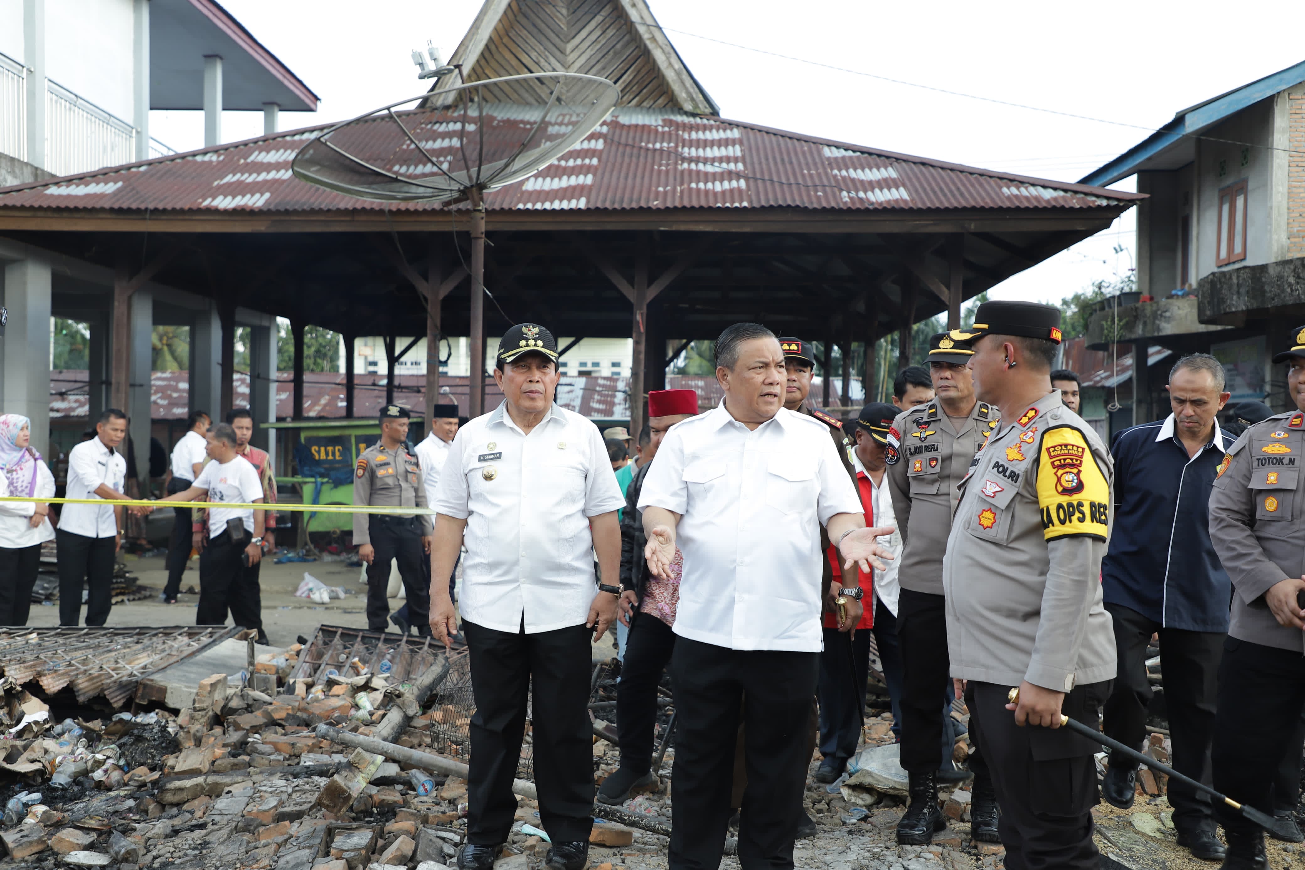 16 Rumah Terbakar di Rohul, Pj Gubernur Riau Datang Berikan Bantuan
