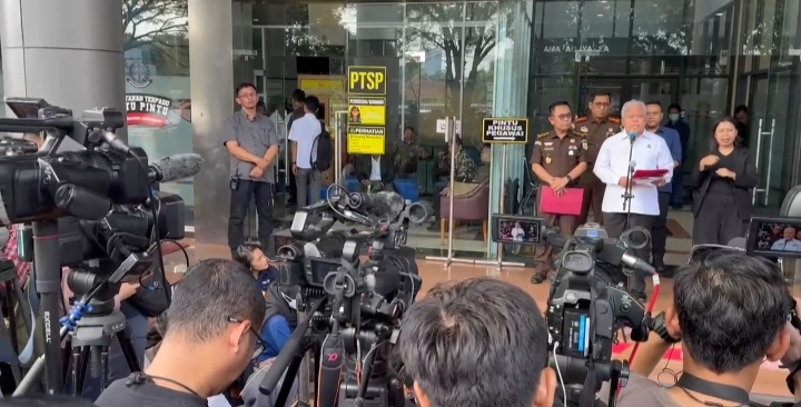 Kejagung Serahkan 10 Orang Tersangka dan BB Perkara Dugaan Korupsi Komoditas Timah ke JPU