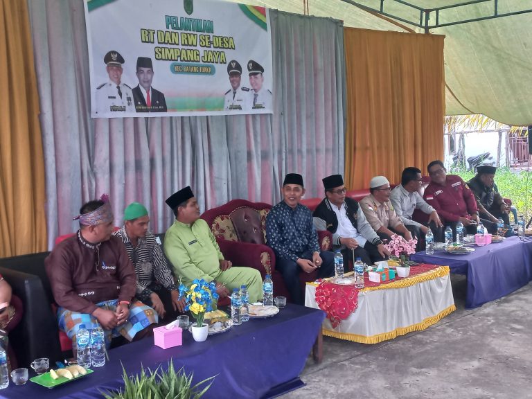 Pj Bupati Lantik Forum RT RW Desa Simpang Jaya dan Meninjau Pasar Murah Jelang Lebaran Idul Adha