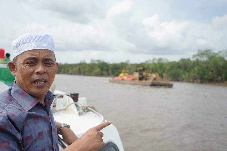 Pj Bupati Inhil Pantau Pengiriman Peralatan Guna Perbaikan Jembatan Prt 16 Pulau Kijang RetehÂ 