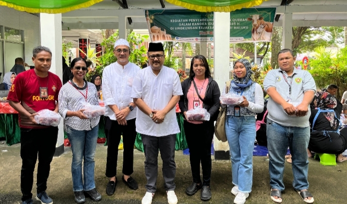 Kejati Maluku Bagikan Daging Qurban dalam Rangka Idul Adha 1445 H