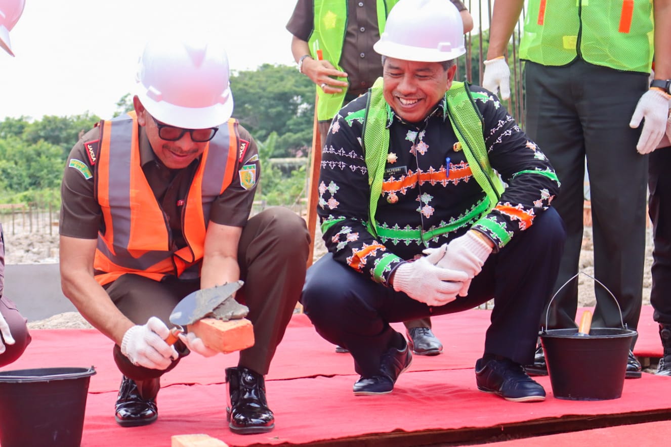 Kajati Riau Meletakkan Batu Pertama Pembangunan Gedung Dermaga Penyimpanan BB & BR Kejari Siak