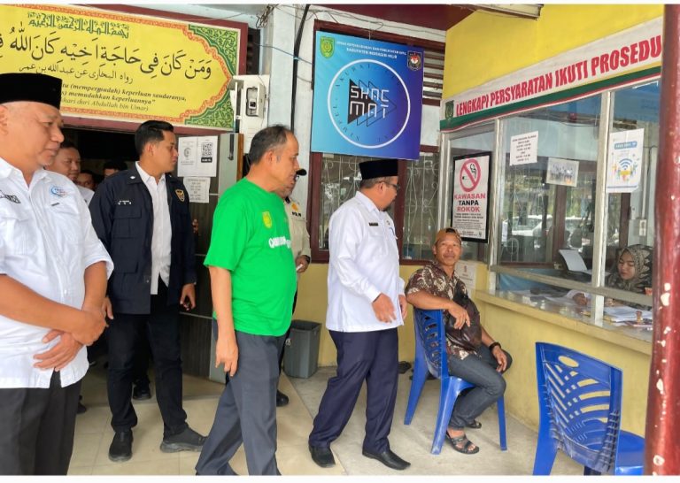 Sambangi Dinas Dukcapil Inhil, Pj Bupati Herman Pastikan Pelayanan Berjalan Maksimal