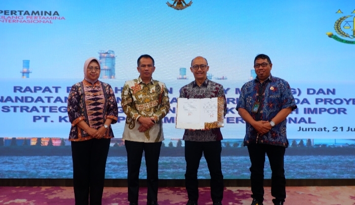 Direktur PPS JAM- Intelijen Bersama Chief Legal Counsel PT Pertamina Tandatangani Pakta Integritas