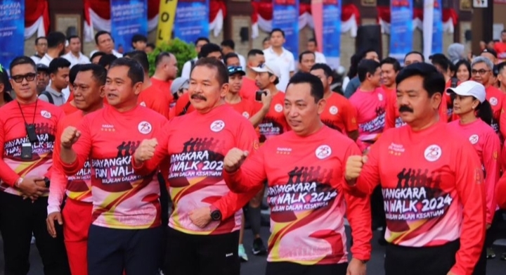 Tamu Kehormatan Jaksa Agung ST Burhanudin Jalan Santai Bhayangkara Fun Walk 2024
