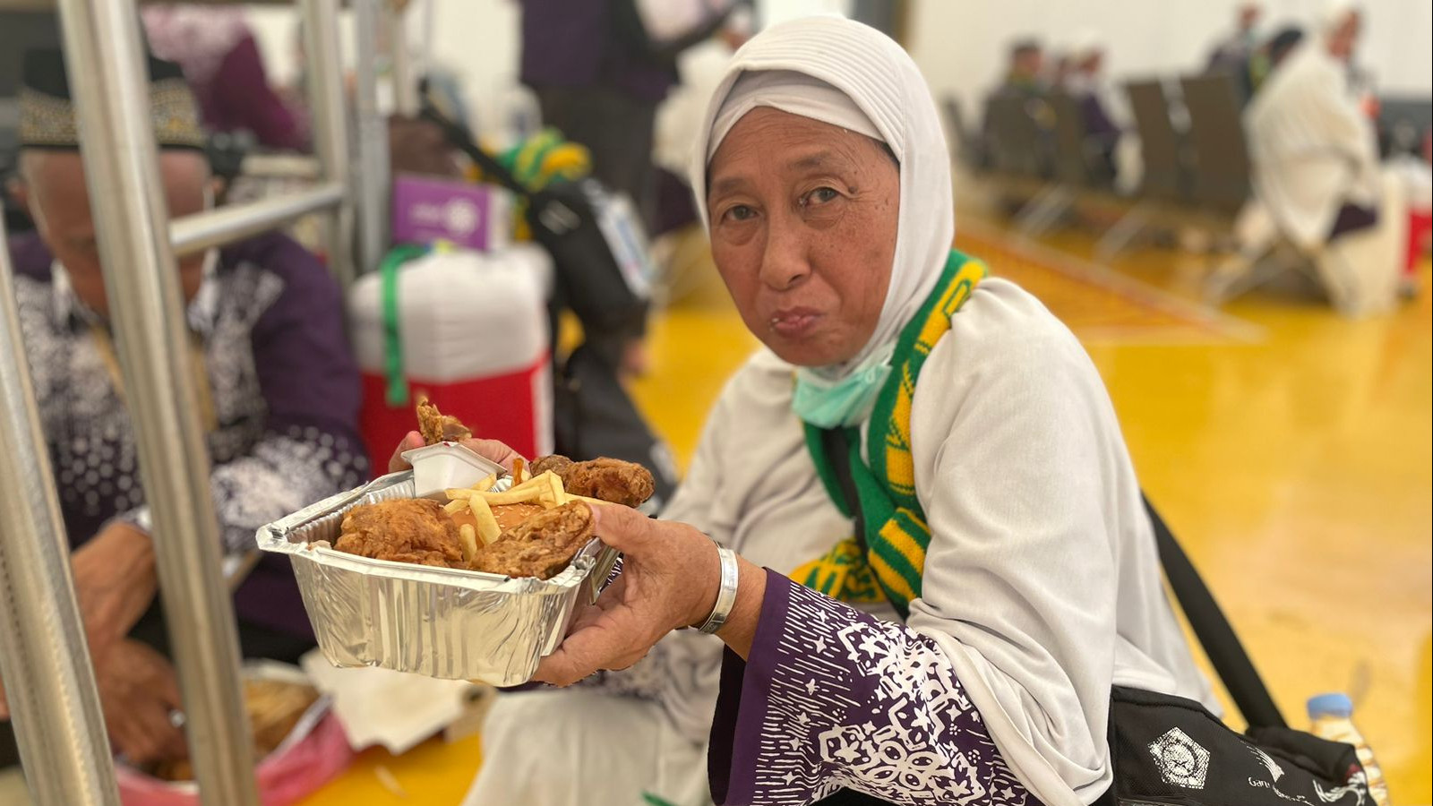 Jemaah Haji Indonesia Dapat Ayam Goreng Albaik Sebelum Bertolak ke Tanah Air