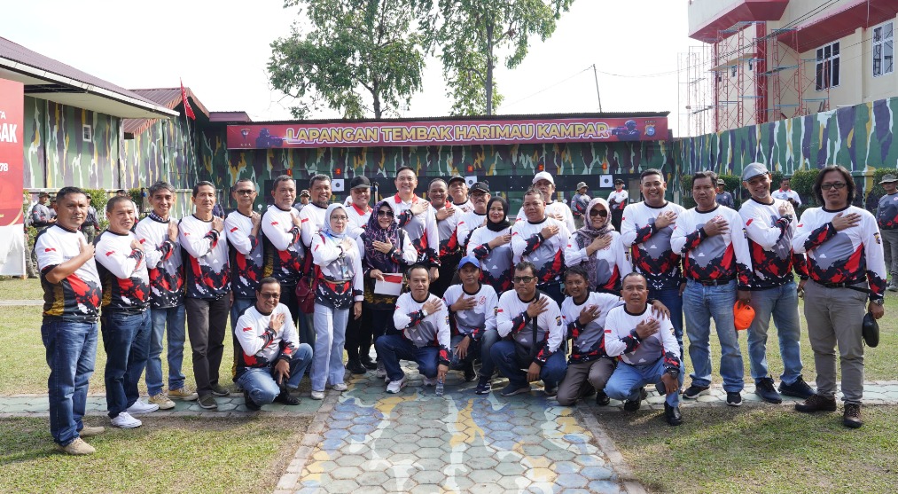 Hari Bhayangkara ke-78, Polda Riau Menggelar Lomba Menembak Bersama Jurnalis