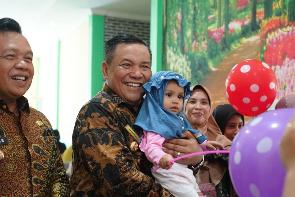 Cegah Stunting Sejak Dini, Pj Gubri Serahkan Bantuan Susu untuk Bayi di Meranti