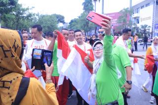 Pj Wali Kota Bagikan Bendera Merah Putih dalam Rangkaian Pembagian 10 Juta Bendera