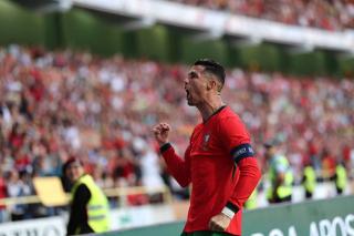 Cristiano Ronaldo Bikin Gol Spektakuler, Portugal Menang 3-0 atas Irlandia