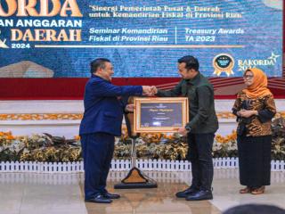 Pemkab Kampar Terima Dua Penghargaan dari Kementerian Keuangan Republik Indonesia