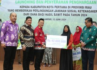 Penjabat Bupati Kampar Luncurkan Program Perlindungan BPJamsostek dari DBH Sawit