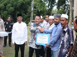 Pj Bupati Serahkan 13 Ekor Hewan Kurban CSR Perumda Kampar Aneka Karya
