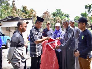 Pj Sekda Kampar Serahkan Bantuan untuk Korban Kebakaran di Muara Jalai