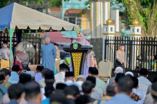 Bersama Keluarga, Bupati Kasmarni Shalat Idul Adha di Halaman Kantor Camat Mandau