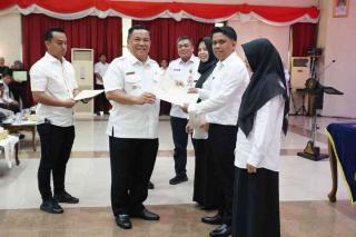 Akhir Penantian Honorer, Pj Gubernur Riau Serahkan SK PPPK