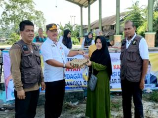 Tekan Inflasi, Disperdagkop dan UMK Kampar Gelar Operasi Pasar di Desa Rumbio
