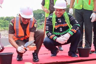 Kajati Riau Meletakkan Batu Pertama Pembangunan Gedung Dermaga Penyimpanan BB & BR Kejari Siak