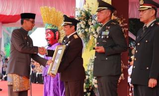 Kajati Dr. Rudi Margono, S.H., M. Hum Terima Penghargaan dari Pemprov DKI Jakarta 