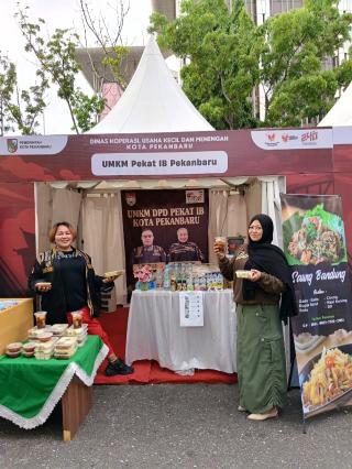 Ketua Srikandi Pekat IB Kota Pekanbaru Turut Meriahkan Bazar UMKM Pekan Raya Kota Pekanbaru