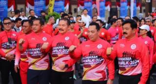 Tamu Kehormatan Jaksa Agung ST Burhanudin Jalan Santai Bhayangkara Fun Walk 2024