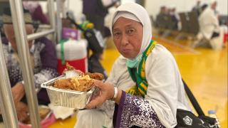 Jemaah Haji Indonesia Dapat Ayam Goreng Albaik Sebelum Bertolak ke Tanah Air