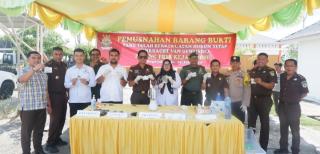 Kejari Rokan Hilir Musnahkan Barang Bukti Berkekuatan Hukum Tetap dari 42 Perkara