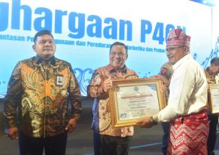 Pj Gubernur Riau Terima Penghargaan P4GN dari BNN RI