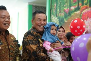 Cegah Stunting Sejak Dini, Pj Gubri Serahkan Bantuan Susu untuk Bayi di Meranti