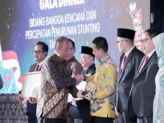 Kabupaten Kampar Raih Penghargaan Bangga Kencana dan Percepatan Penurunan Stunting 2024