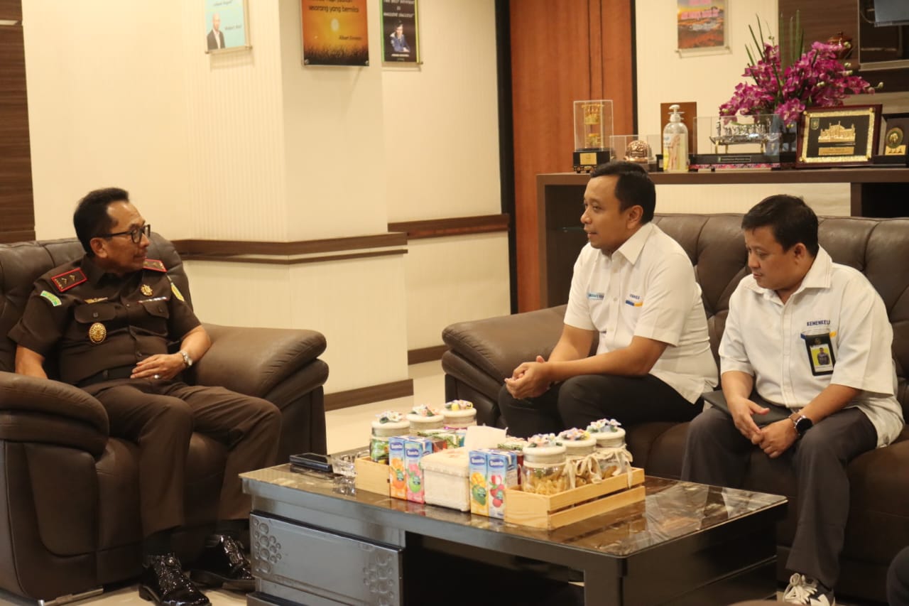 Perkuat Sinergitas, Kakanwil DJP Riau Melakukan Silaturahmi ke Kajati Akmal Abbas