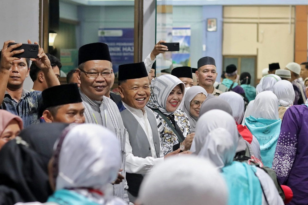 Bupati Asmar Sambut Kepulangan Jamaah Haji Meranti di Asrama Haji Kota Batam
