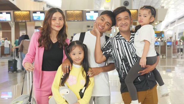 Isu Rujuk, Ruben Onsu Antarkan Sarwendah dan Anak ke Bandara untuk Liburan