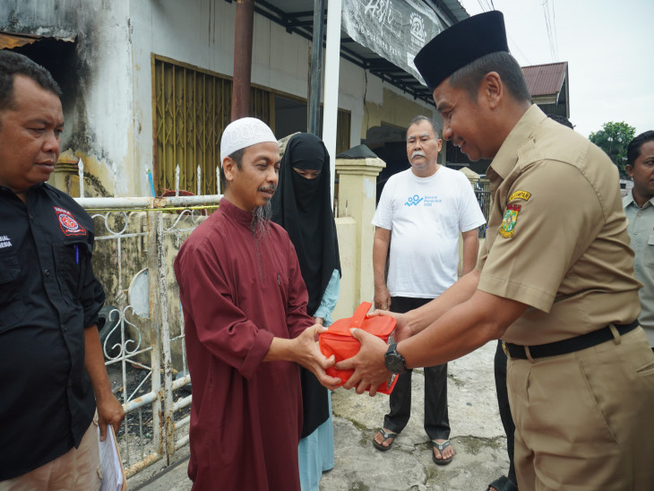 Pj Sekda Kampar Jenguk Korban Kebakaran Â di Desa Kumantandan Serahkan Bantuan